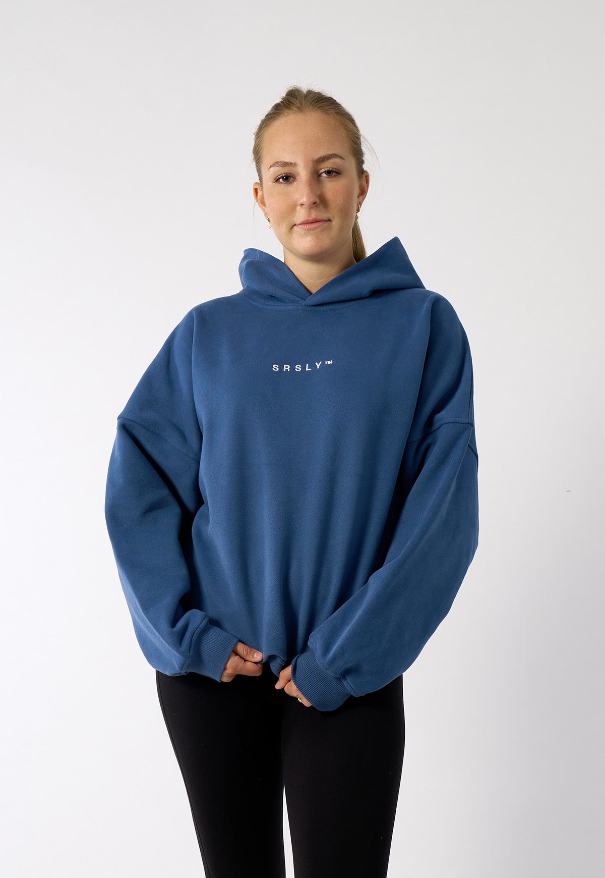 womens-oversize-signature-hoodie-in-blue-with-script-logo-02