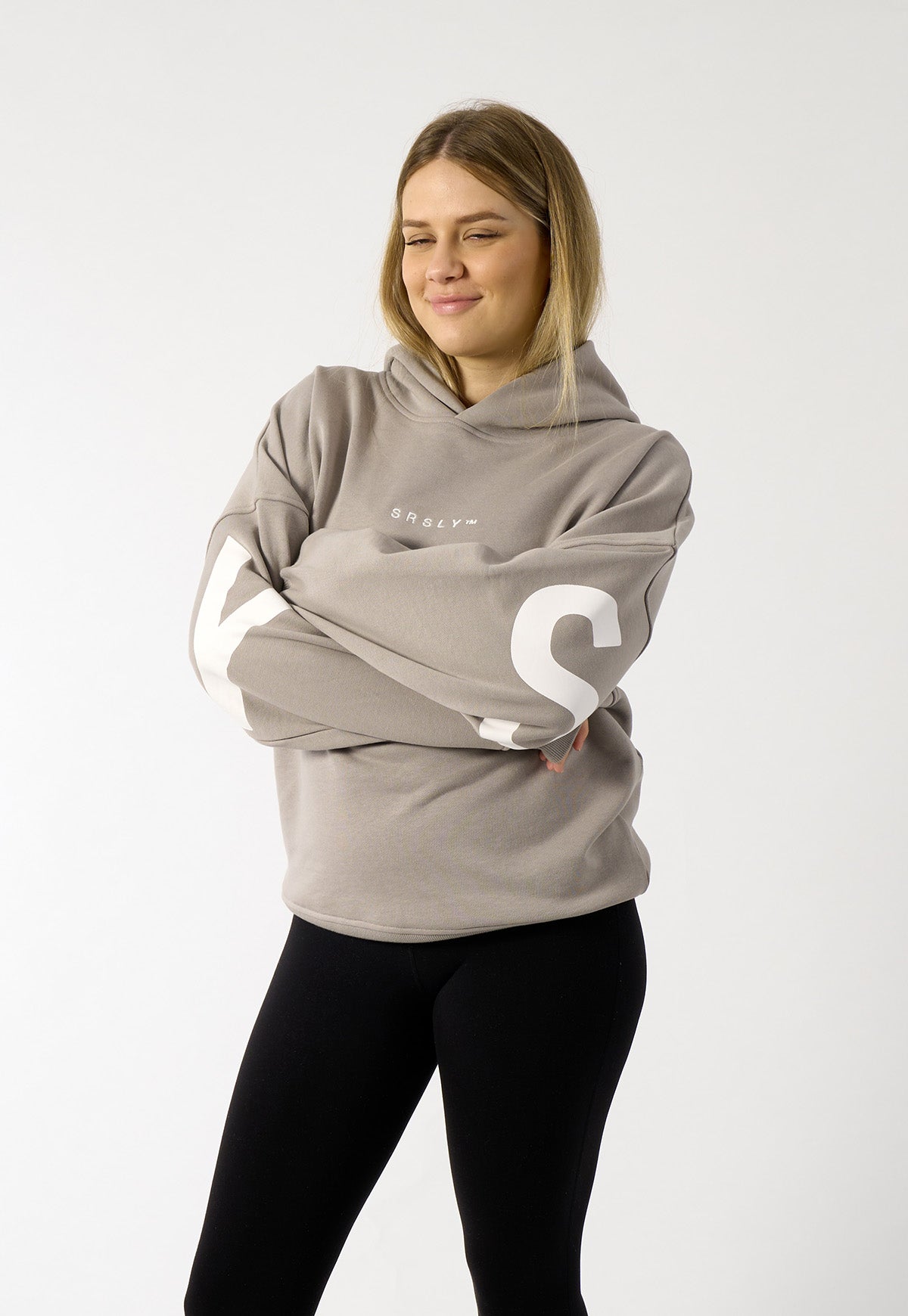 womens-oversize-signature-hoodie-in-light-grey-with-block-print-logo-02