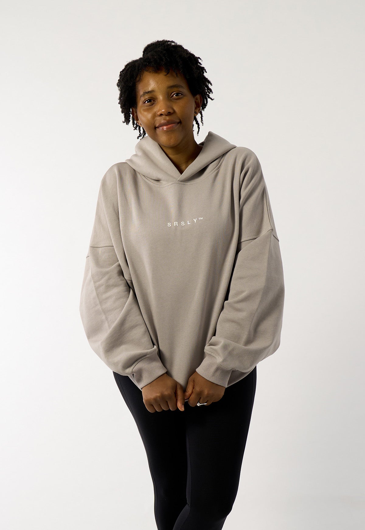 womens-oversize-signature-hoodie-in-light-grey-with-script-print-logo-05
