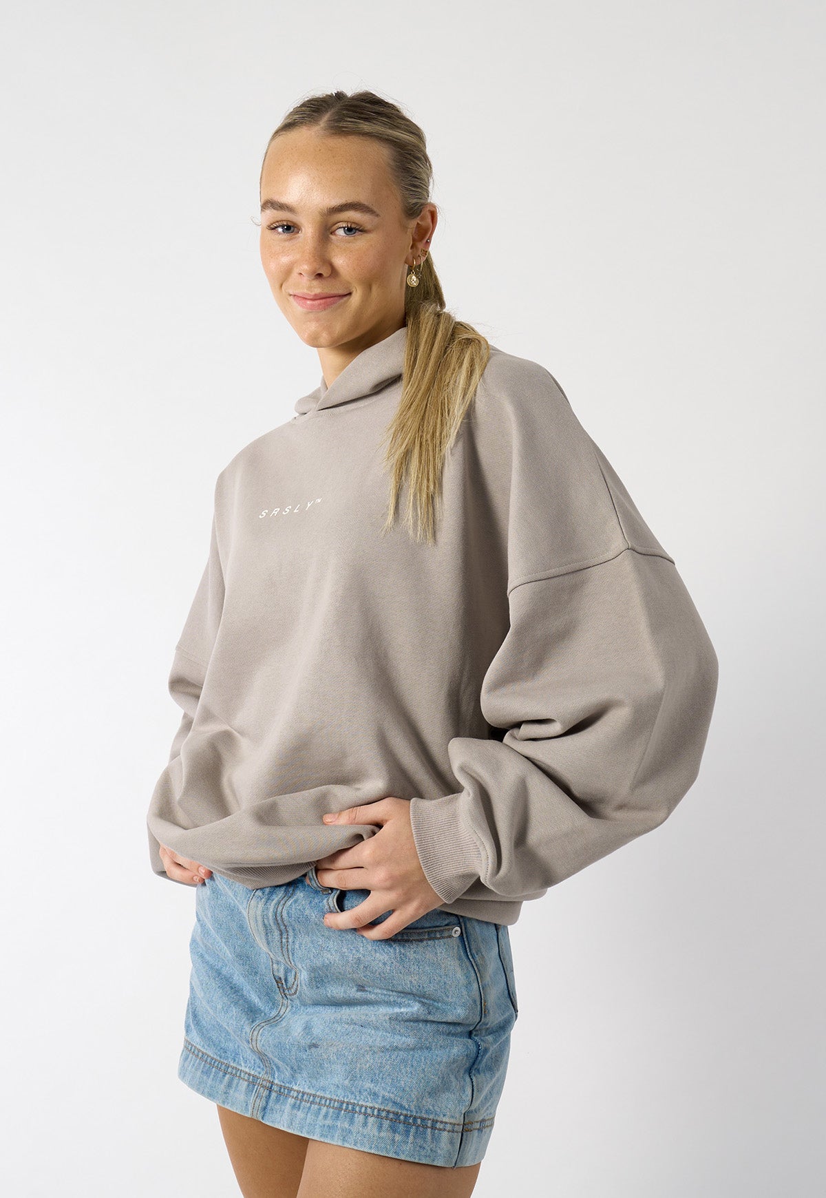 womens-oversize-signature-hoodie-in-light-grey-with-script-print-logo-06