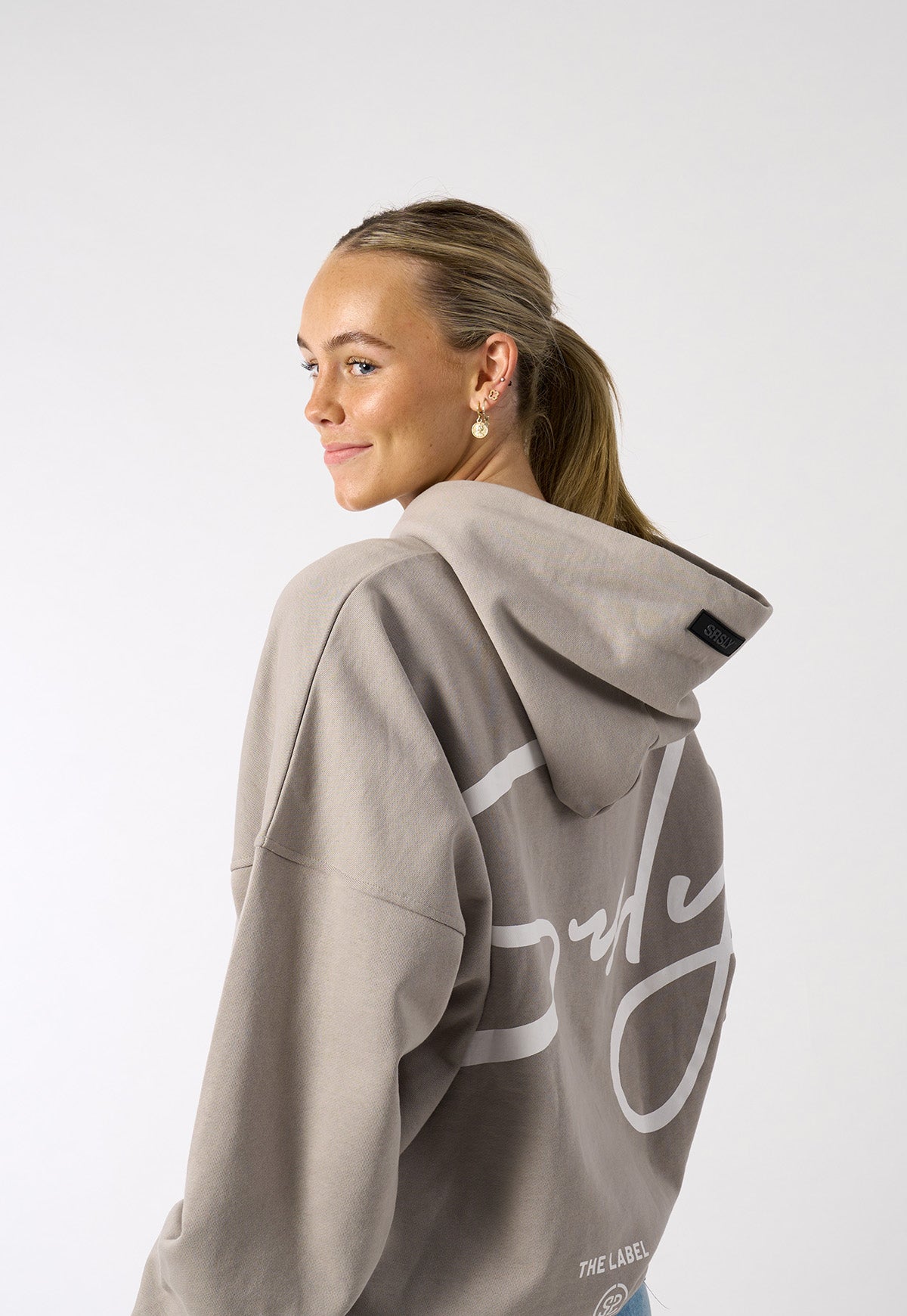 womens-oversize-signature-hoodie-in-light-grey-with-script-print-logo-02